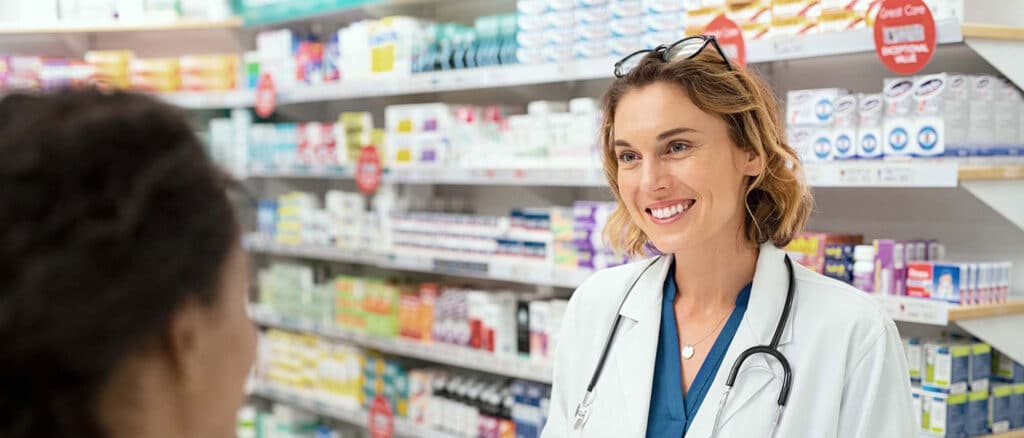 une pharmacienne conseille une cliente